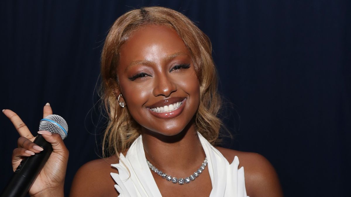 La peau de Justine Skye est vraiment impeccable : voici comment elle le fait