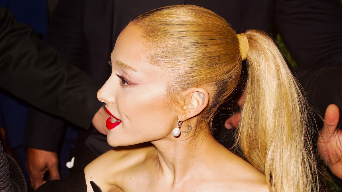 Ariana Grande Asks Fans to Stop "Sending Hateful Messages" - Vimarsana News