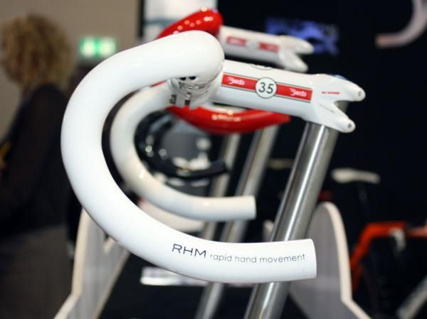 The new Deda Trentacinque handlebar features the RHM semi-anatomic bend.