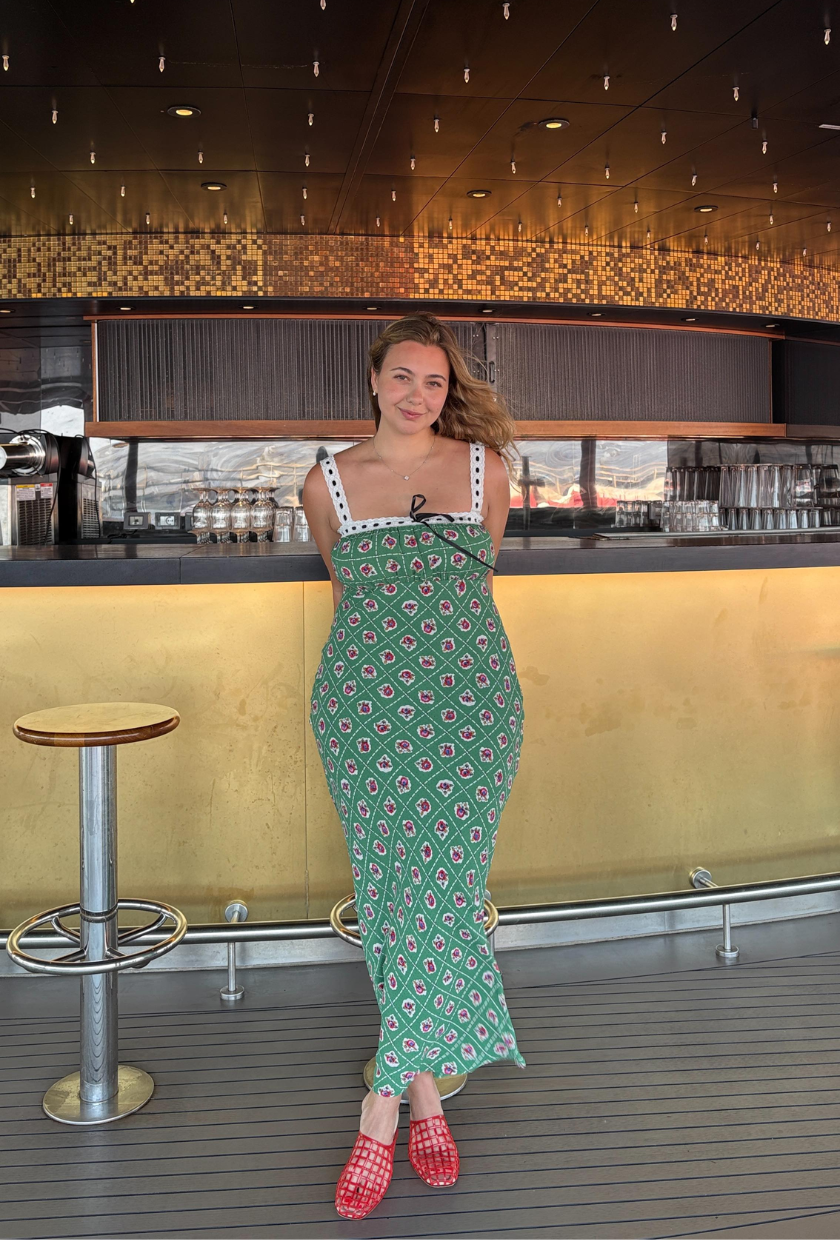 An image of @oliviamarcus wearing the best jelly sandals.