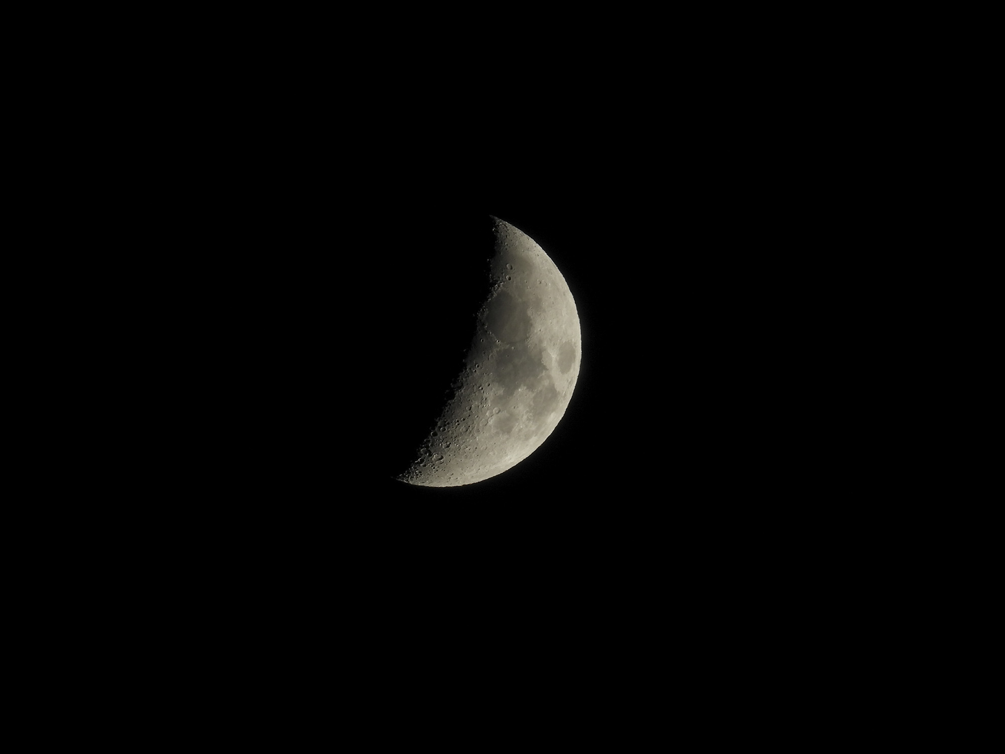 Closeup photo of the moon, taken with the Nikon Coolpix P1100 superzoom camera