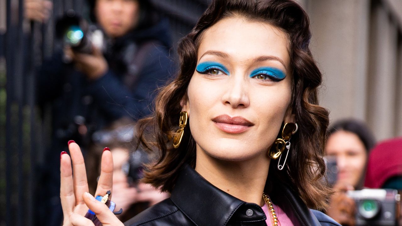 Bella Hadid wears blue eyeshadow.