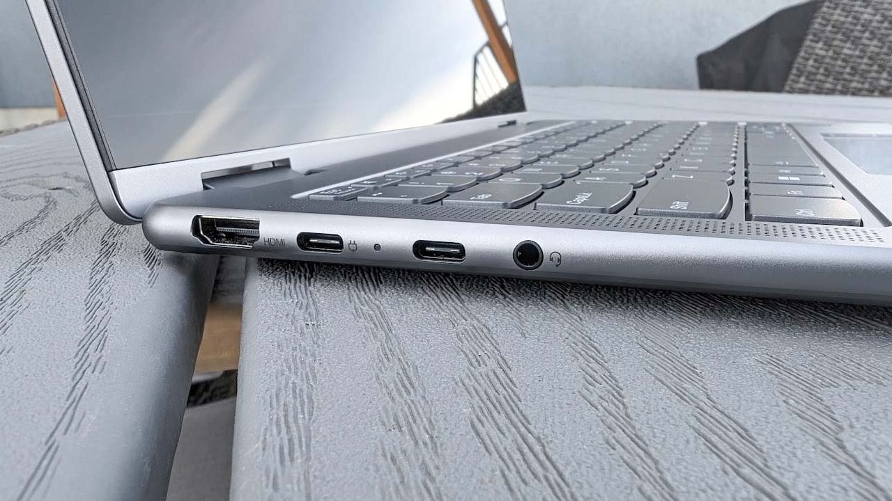 Lenovo Yoga 7 left ports.