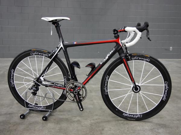Cyfac was one of several bigger companies to display at NAHBS. The top-end Absolu features custom sizing, a tapered head tube, a BB30 bottom bracket, and optional internal routing for Shimano Dura-Ace Di2.