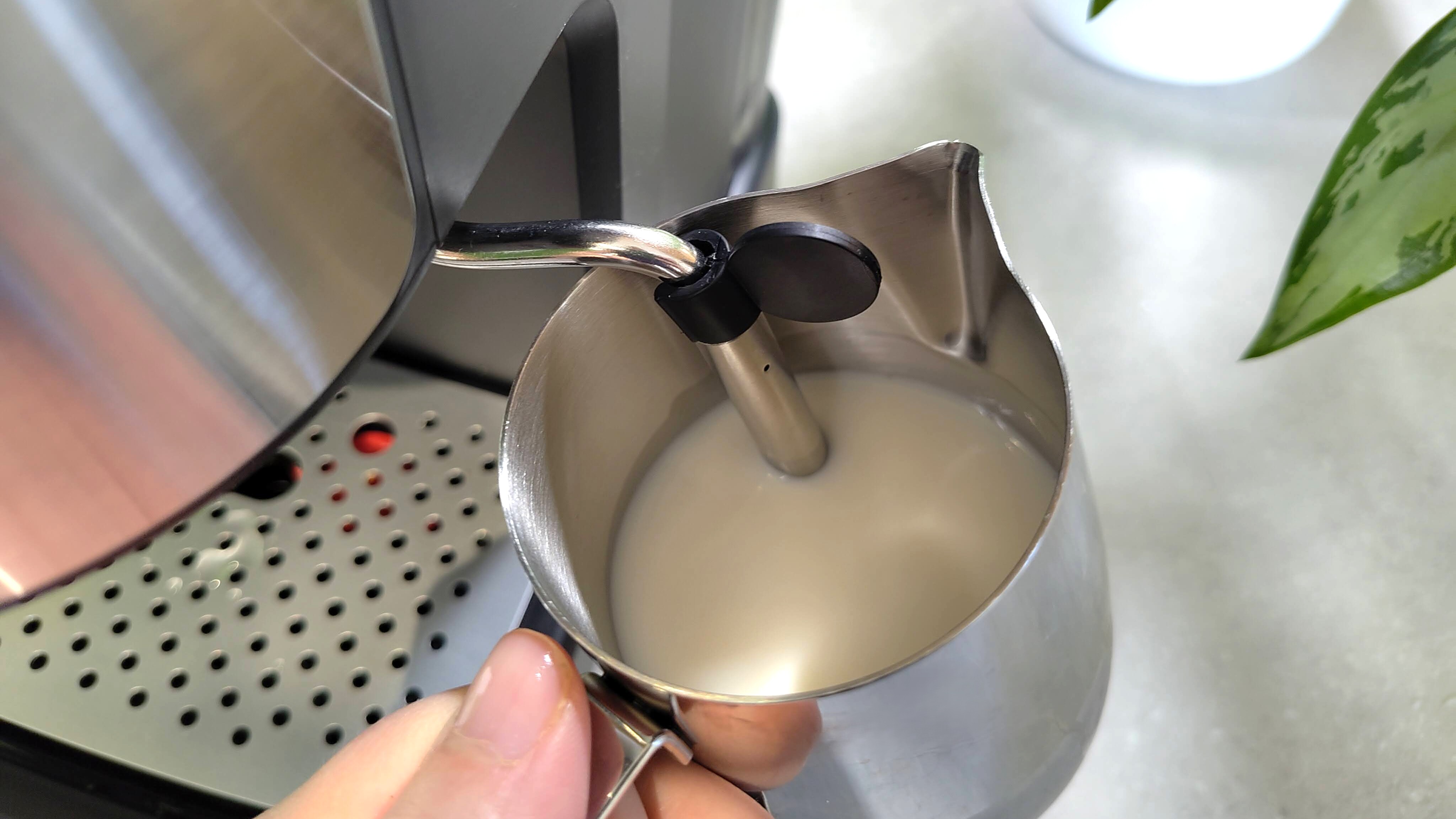 Russell Hobbs Everyday Espresso Machine steaming milk