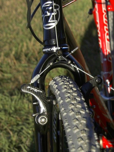 Even with 34mm tires there's a reasonable amount of room for mud to pass through the fork crown