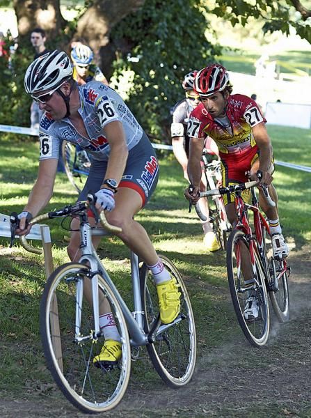 Ian Field (Hargroves Cycles) rarely left the wheel of the Frenchman Nicolas Bazin (Big Mat-Auber 93).