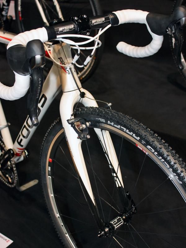 The Mares AX 1.0 has lots of mud clearance through the tapered carbon fork.