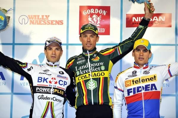 Sven Nys (Landbouwkrediet-Colnago) tops the podium in Niel Jaarmarktcross, Niels Albert (BKCP - Powerplus) and Zdenek &Scaron;tybar (Fidea), l &amp; r.