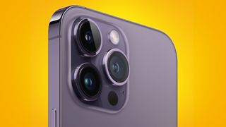 En iPhone 14 Pro Max mot en gul bakgrunn.