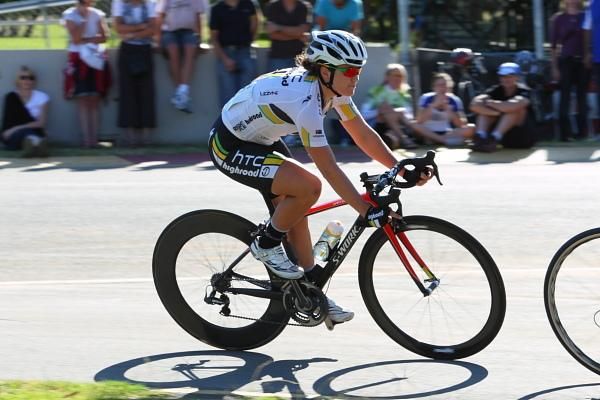 Chloe Hosking (HTC-HighRoad) in the bunch, early in the race.