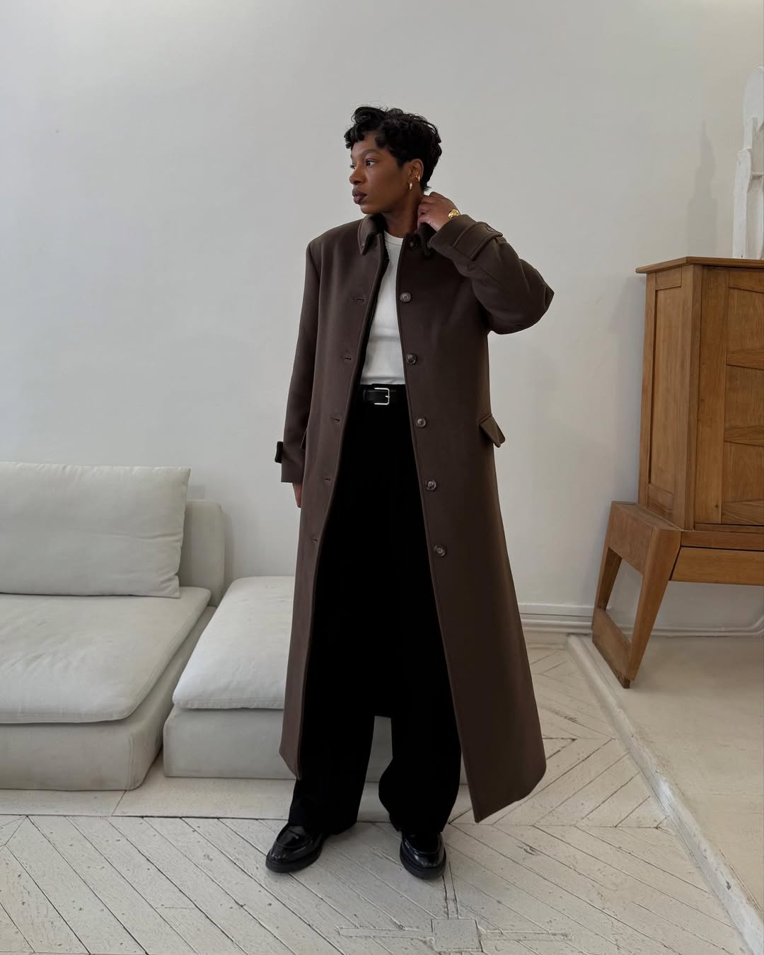 @thevisuelofgrace wears black jeans, white T-shirt brown wool coat