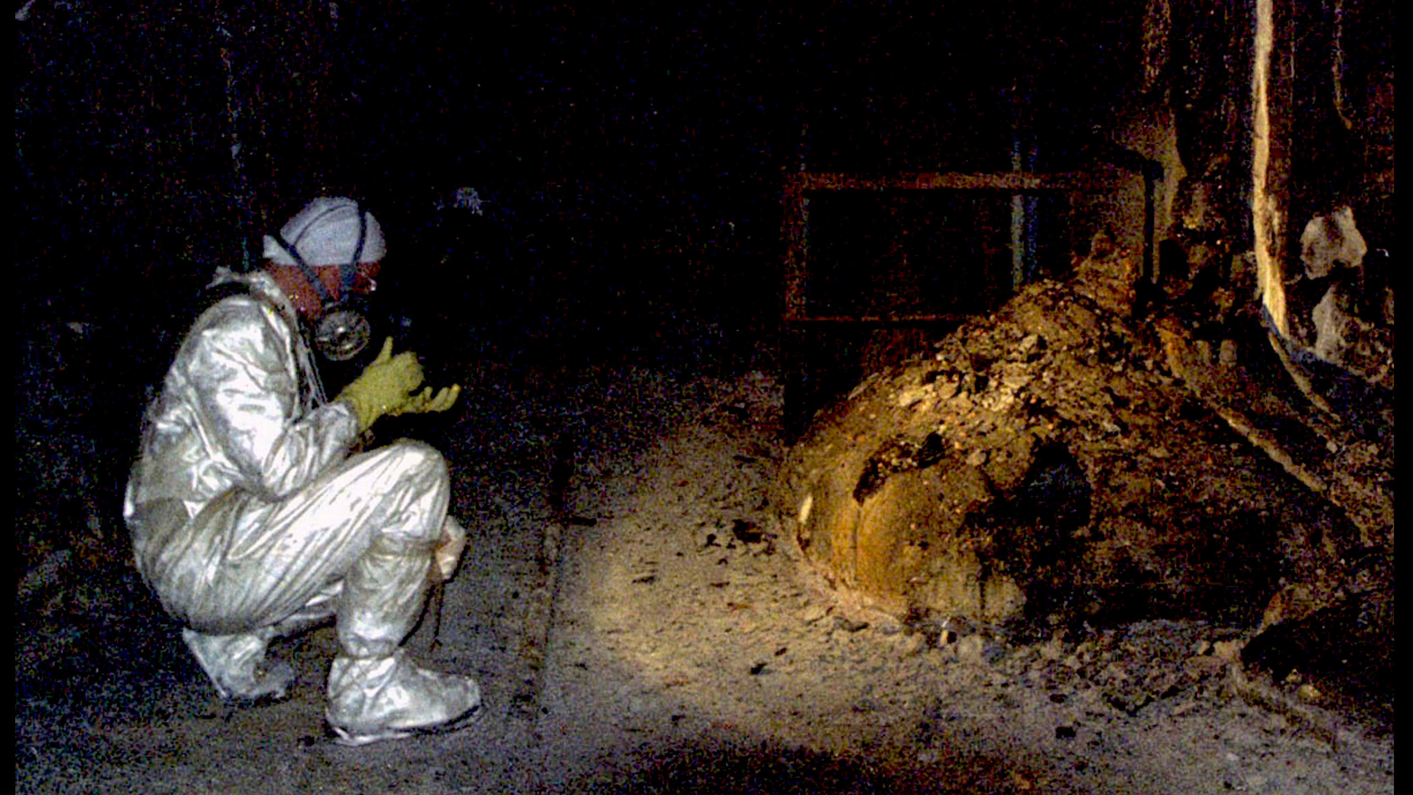 In Tschernobyl, dieser sog "Elefantenfuß" ist eine feste Masse aus geschmolzenem Kernbrennstoff, gemischt mit Beton, Sand und Kerndichtungsmaterial, durch das der Brennstoff geschmolzen war.  Der Blob befindet sich in einem Kellerbereich unter dem ursprünglichen Standort des Kerns der Anlage.