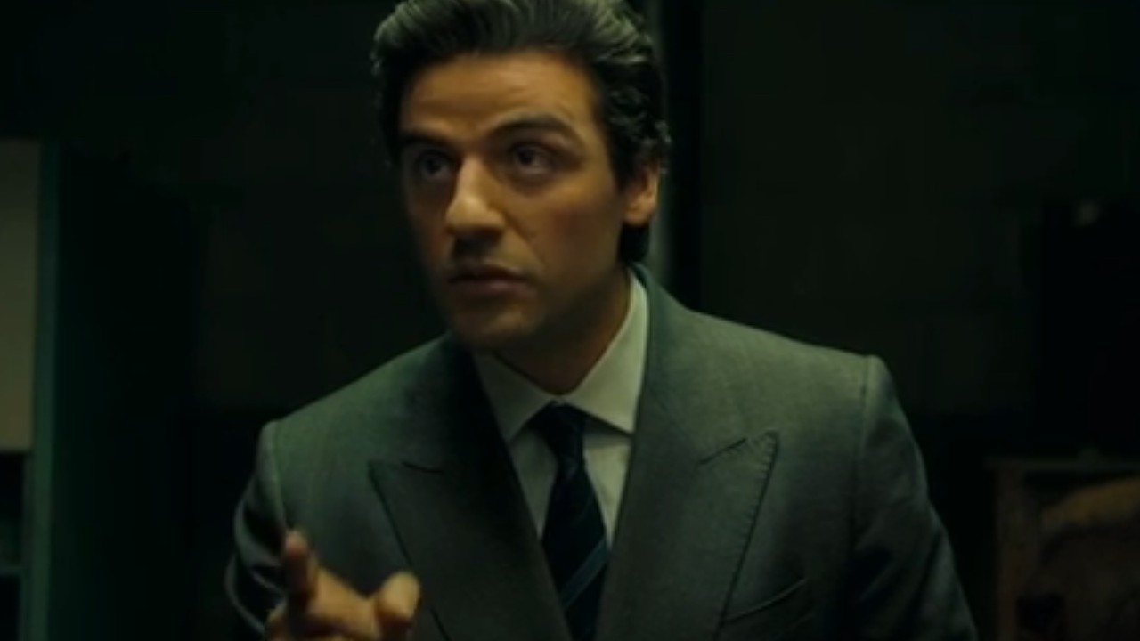 Oscar Isaac pointing with a serious expression in A Most Violent Year