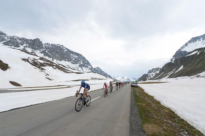 Johan Van Summeren (Garmin) leads a group on a snowy pass