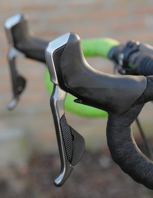 The Shimano R785 Di2 hydraulic brake and shift levers have very clean, neat lines