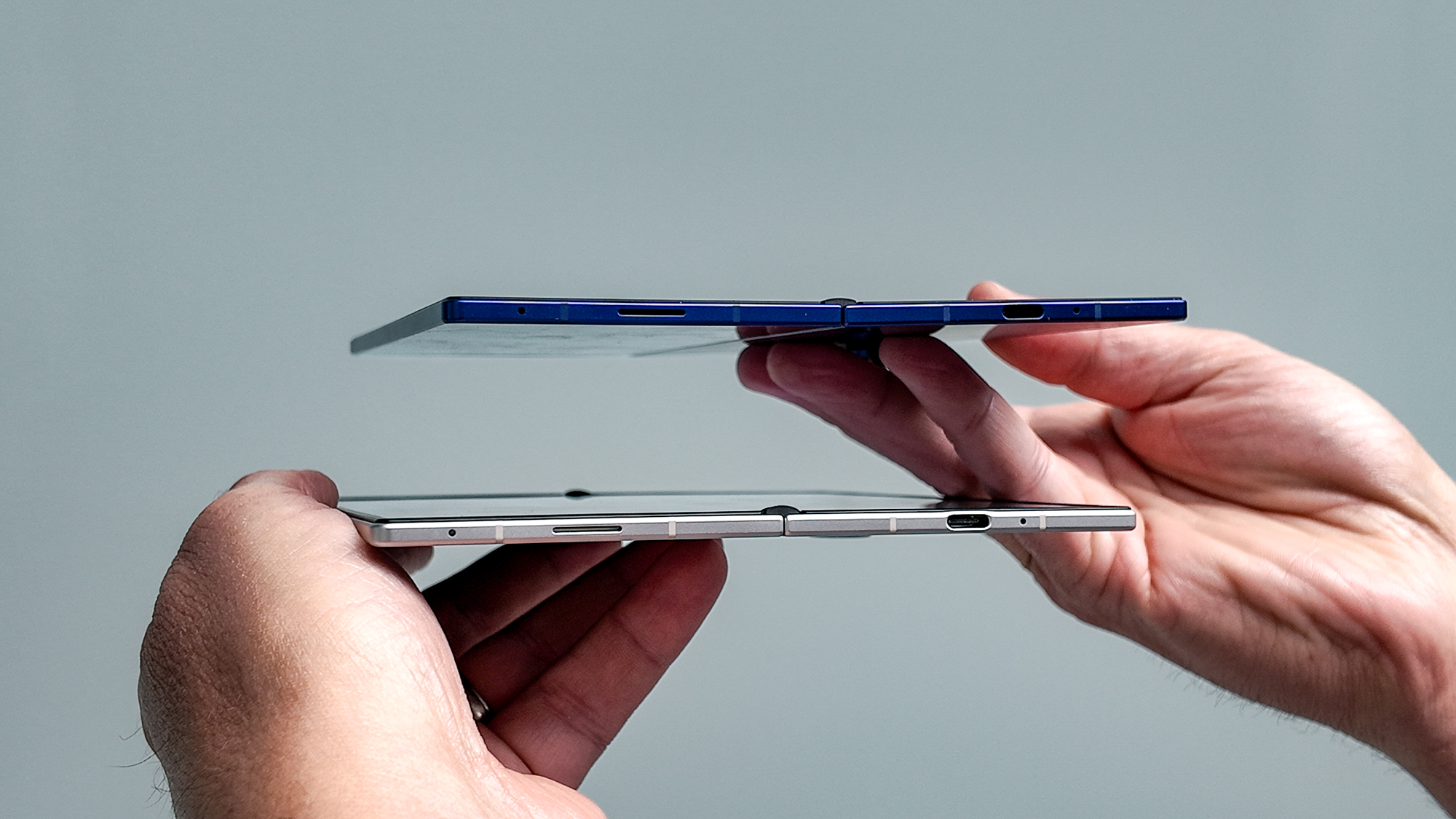 Galaxy Z Fold 8 Ultra در دست نشان داده شده است