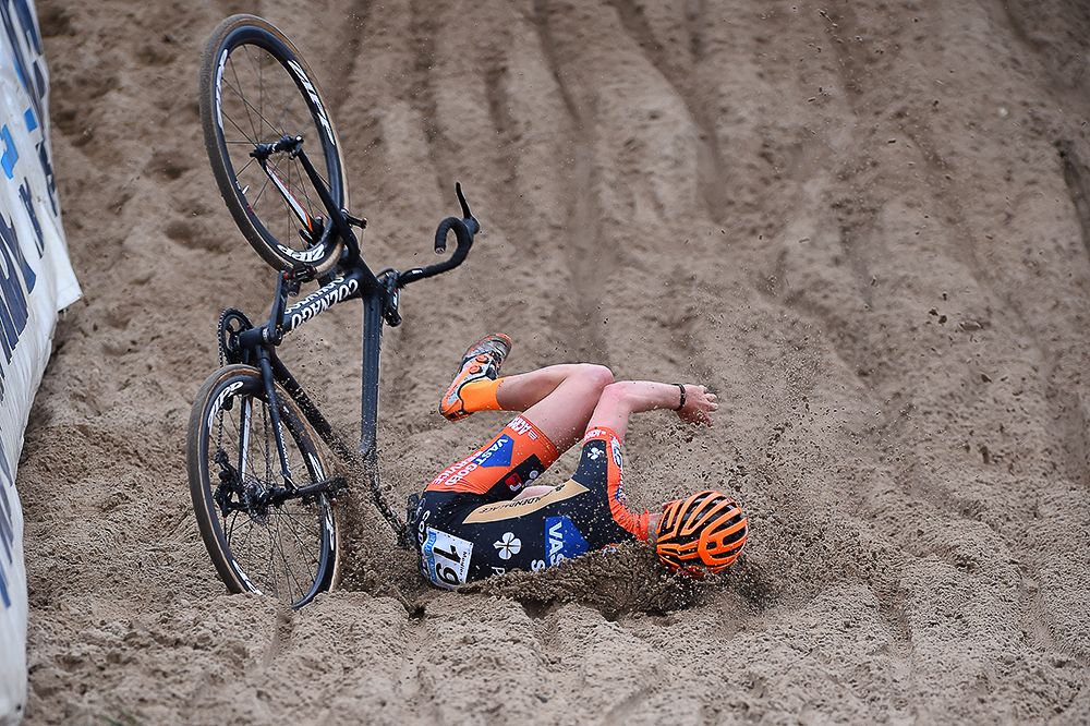 Tim Merlier (Bel) crashes in the sandat Zonhoven.
