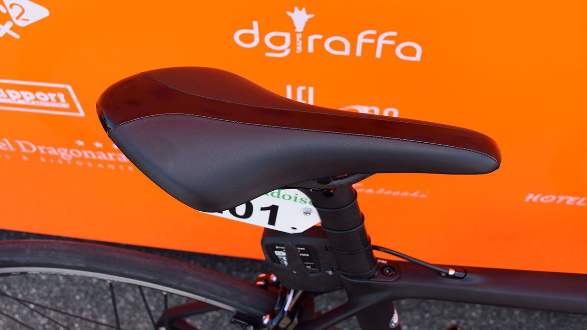 Cunego runs an unbranded saddle that resembles a Fizik Arione