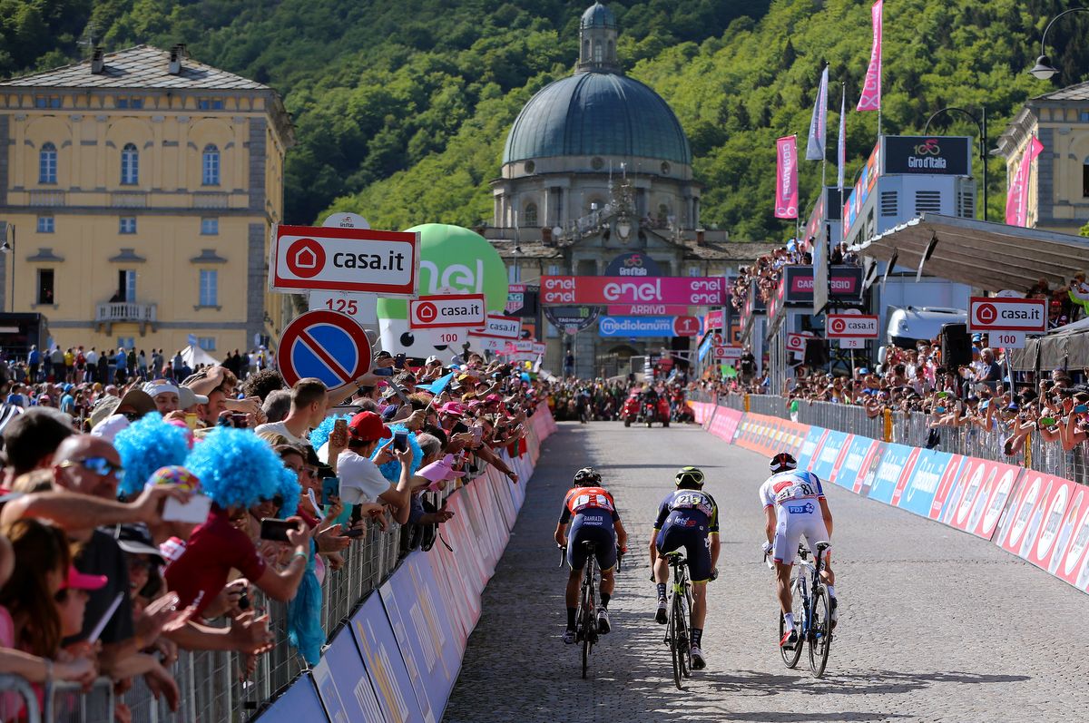 Vincenzo Nibali, Adam Yates and Thibaut Pinot sprint for the Oropa finish line