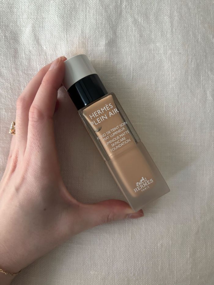 Deputy beauty editor Grace Lindsay holding the Herm&amp;egrave;s Plein Air Luminous Matte Skincare Foundation