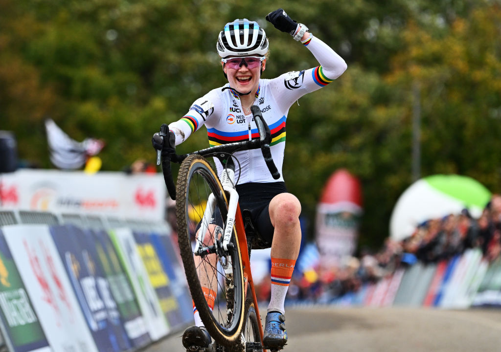 Preview the Cyclocross Worlds course with Puck Pieterse Video