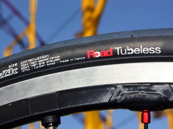 The Turbo TL is Road Tubeless compatible and is made for Specialized by Hutchinson using the same casing as the French company's Fusion 2 Tubeless but with Specialized-specific tread compounds.