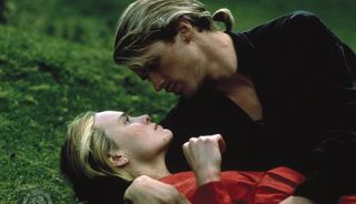 Cary Elwes and Robin Wright embrace in the garden in The Princess Bride