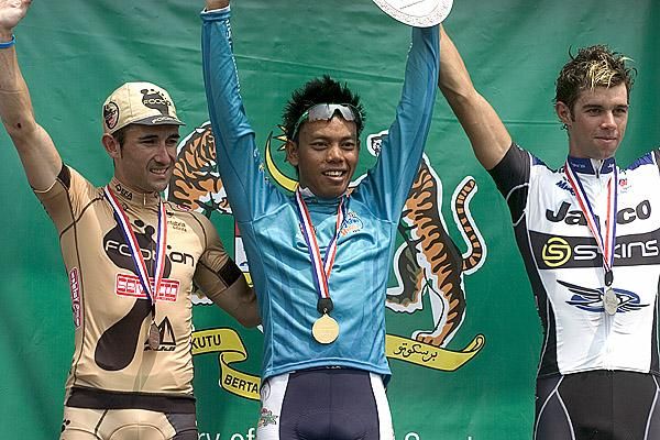 Anuar Manan (centre) of the Geumsan Ginseng Asia team took out the sprint points competition of the tour.