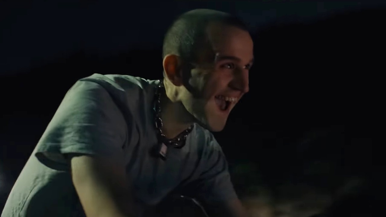 ピリオンで自転車に乗るハリー・メリング。