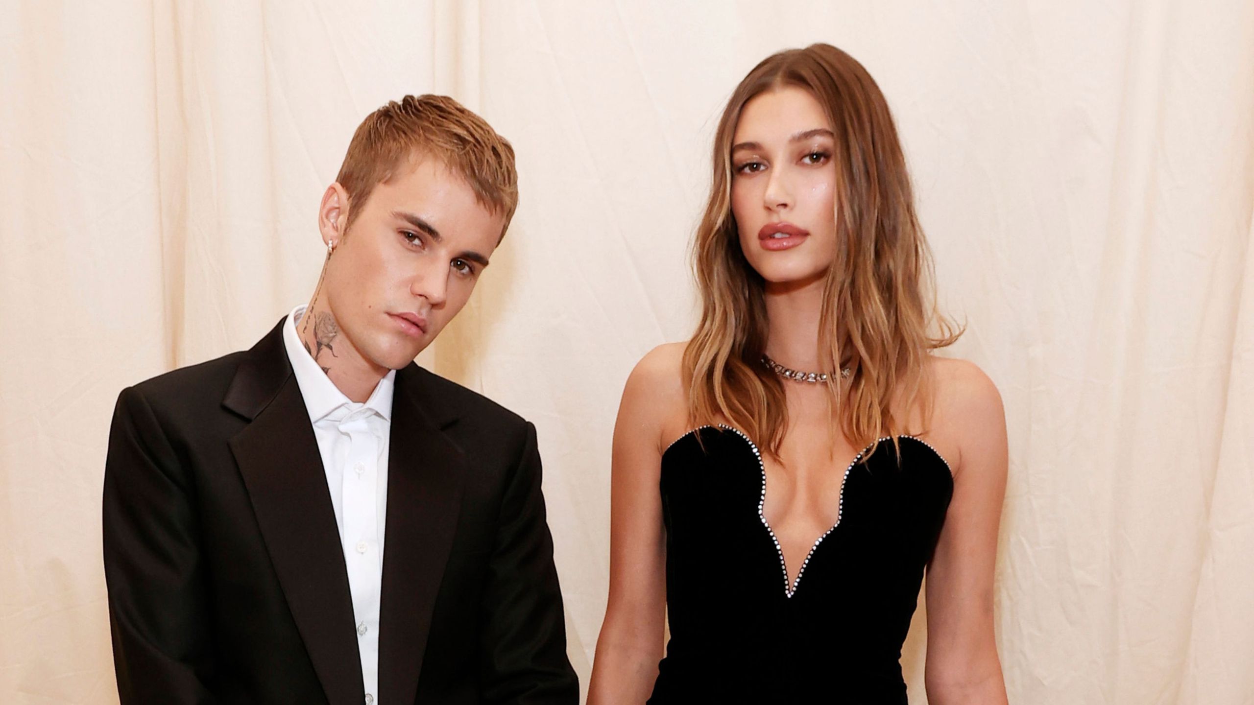 Hailey and Justin Bieber’s New York Living Room Is a Lesson in Seamless Storage – They Master…