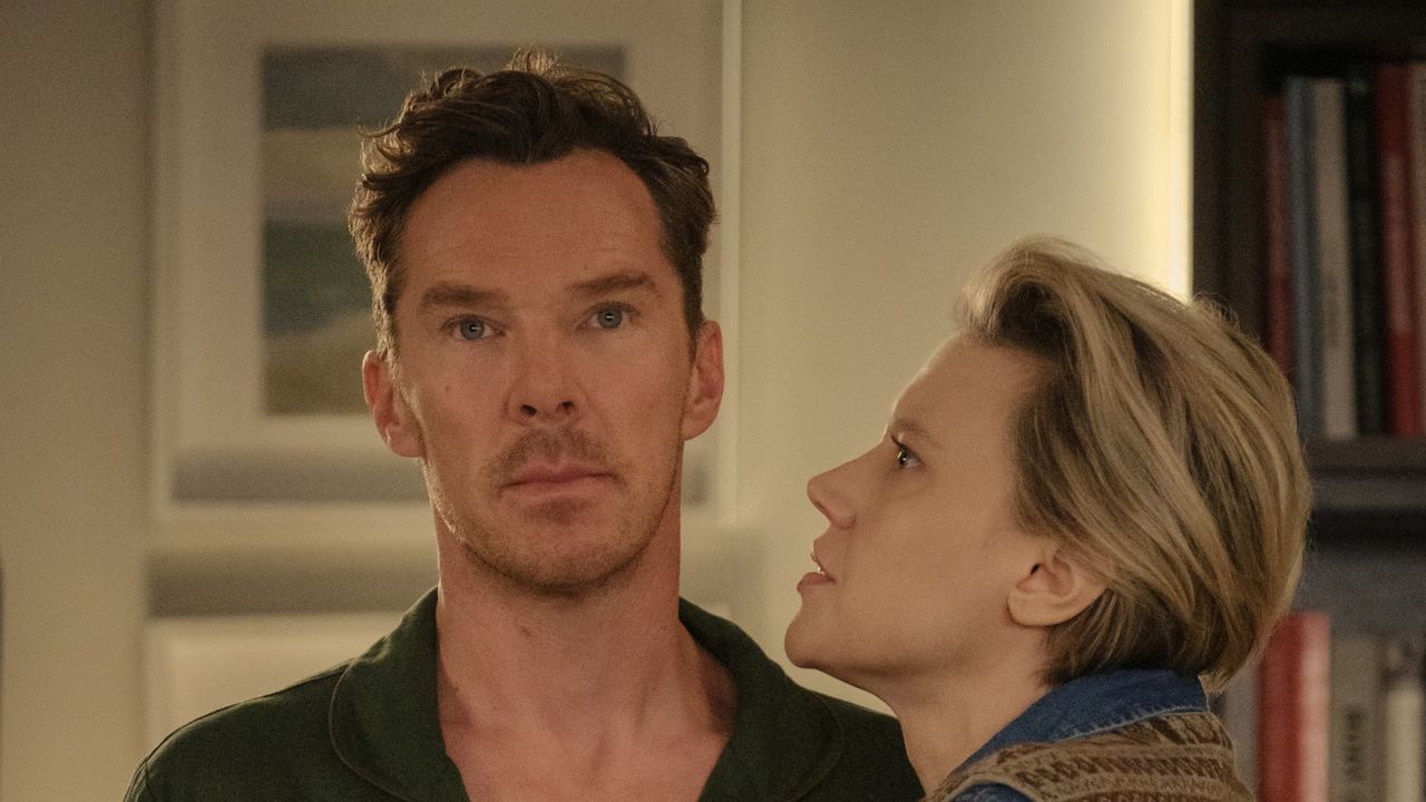 Benedict Cumberbatch and Kate McKinnon in The Roses