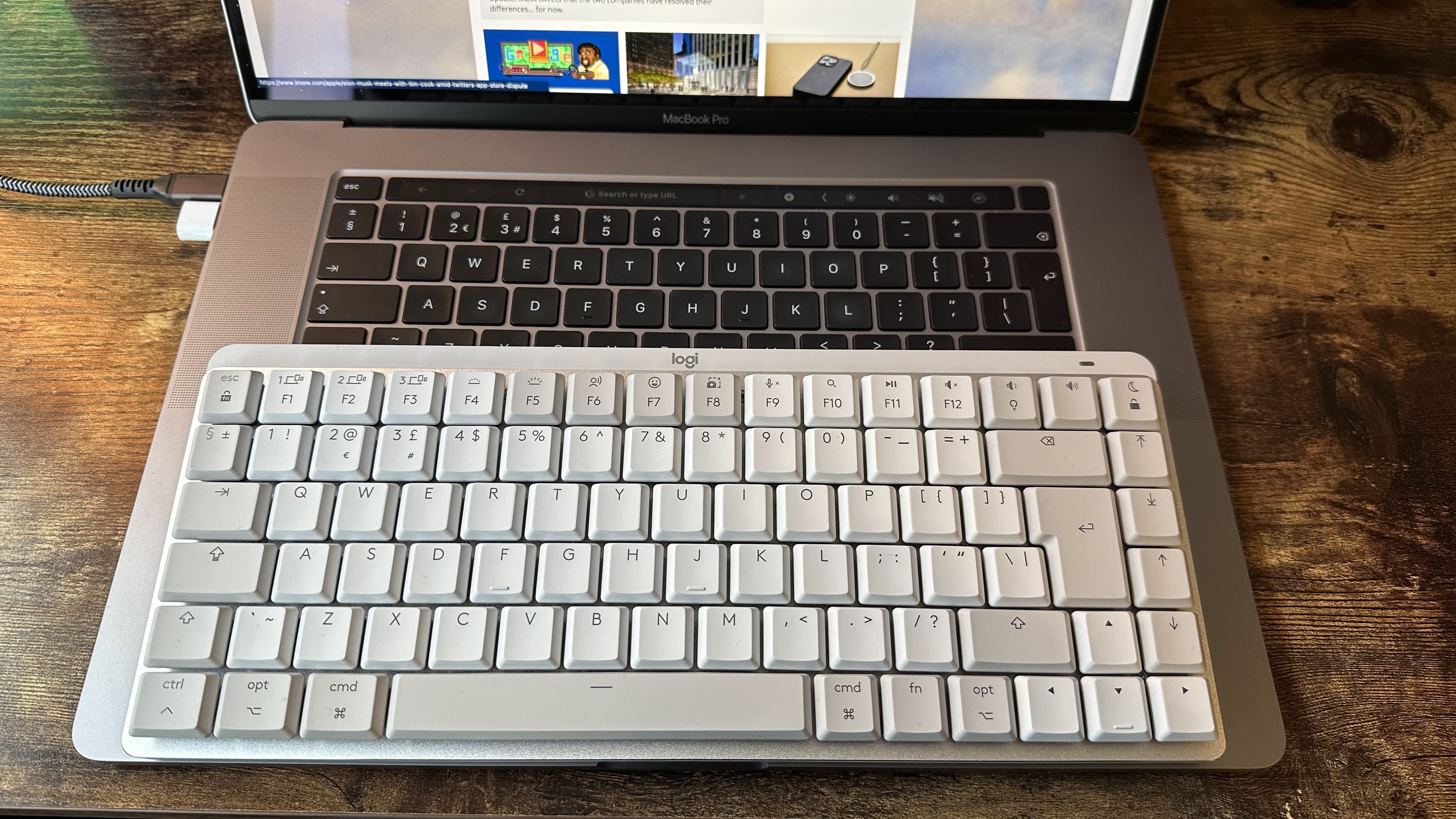 Logitech MX Mechanical Mini untuk Mac di atas meja kayu