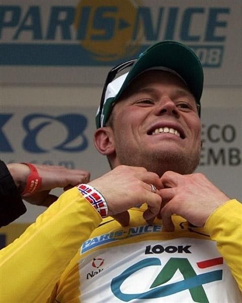 Thor Hushovd (Credit Agricole) zips up his third yellow jersey of Paris-Nice.