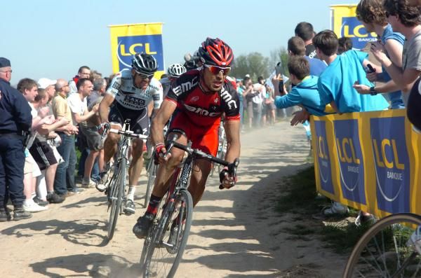 Manuel Quinziato (BMC) was in the break but late on hit a TV motorbike