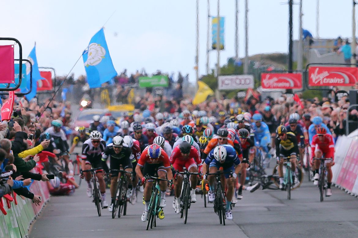 A touch of wheels behind Dylan Groenewegen (LottoNl-Jumbo) caused a big crash