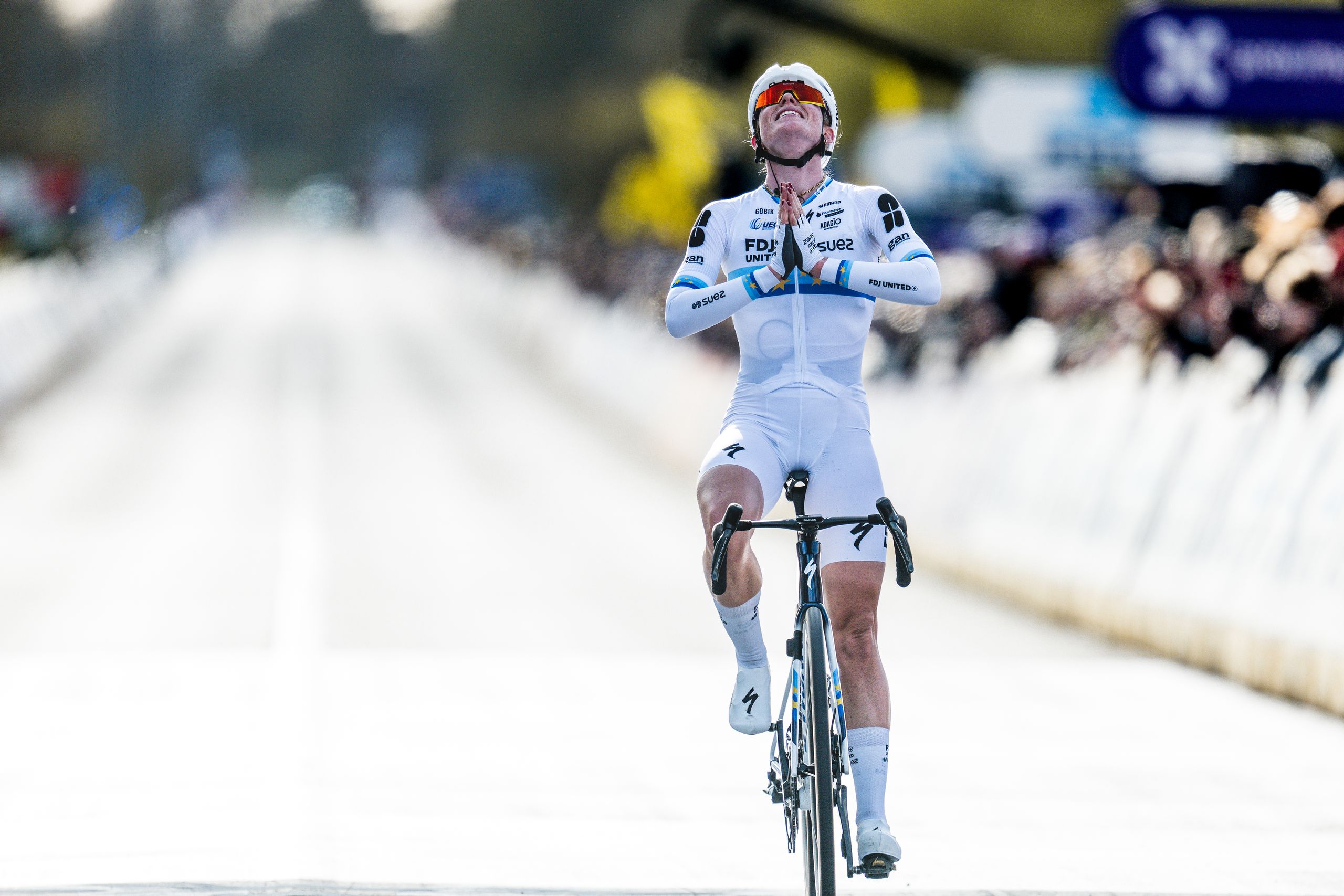 'Everybody knows somebody who is struggling' – Powered by meditation, tearful Demi Vollering embraces emotions of first Tour of Flanders triumph