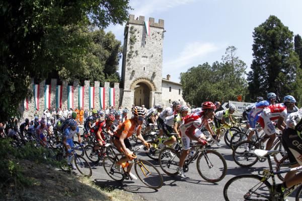 The peloton on stage 6 of the Giro d'Italia