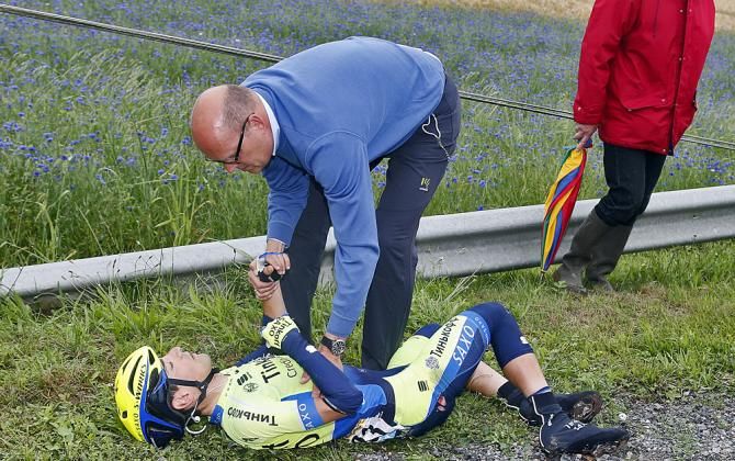 Bjarne Riis checks on Jesus Hernandez after his crash