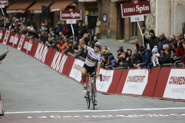 Lizzie Armitstead wins the 2016 Strade Bianche women's race