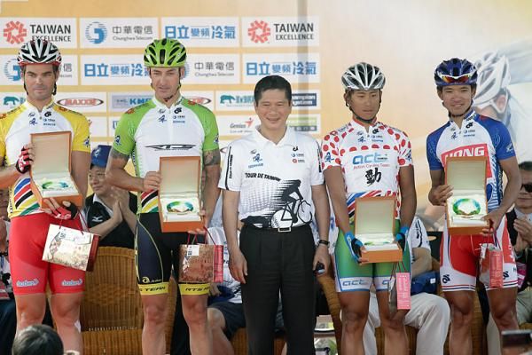 Jersey wearers Rhys Pollock, Lee Rodgers, Feng Chun Kai and Wong Kam Po awarded before the final stage in Kaohsiung