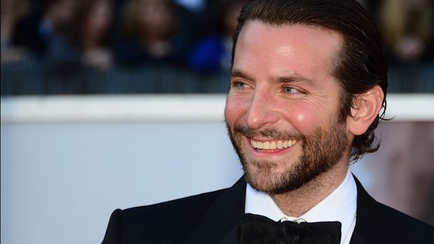 Best Actor nominee Bradley Cooper arrives on the red carpet for the 85th Annual Academy Awards on February 24, 2013 in Hollywood, California. AFP PHOTO/FREDERIC J. BROWN(Photo credit should r