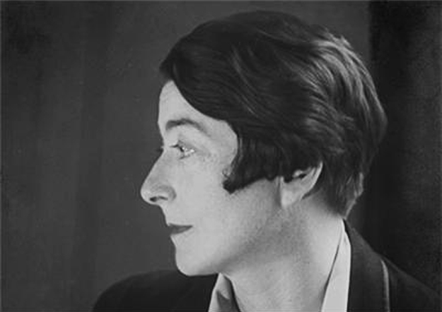 black and white portrait of Eileen Gray looking to the side, circa 1910