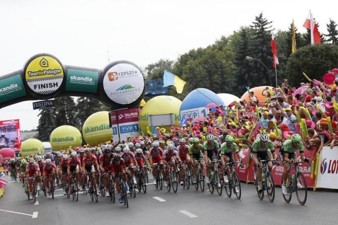 The peloton dwarfed by inflatables
