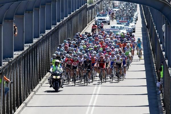 The peloton cross the mighty Murray River.