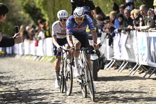 Tour of Flanders Men LIVE - Tadej Pogačar and Mathieu van der Poel goes clear with Remco Evenepoel chasing