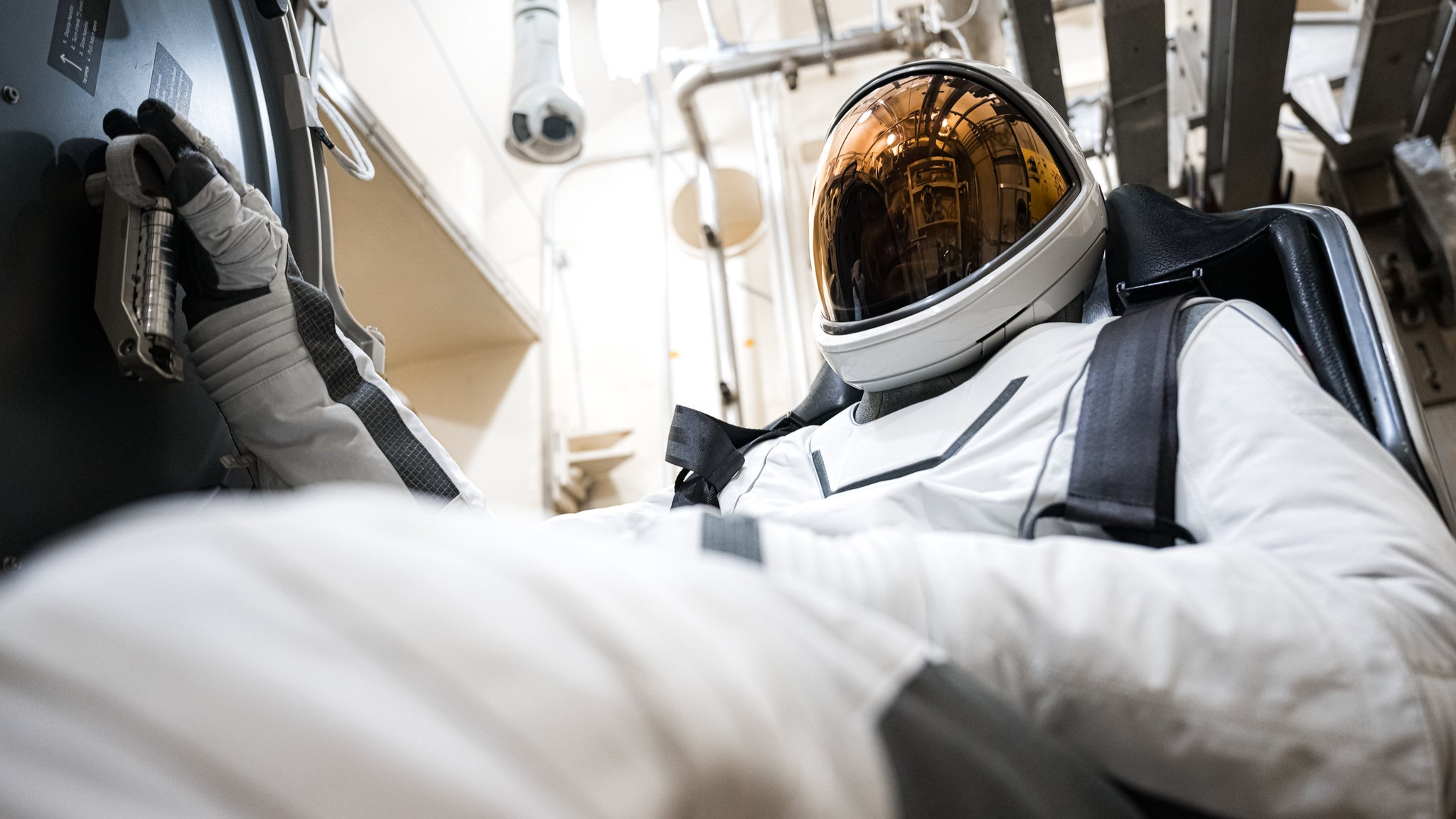  Polaris Dawn crew shows off new SpaceX spacesuits for 1st private spacewalk (photos) 