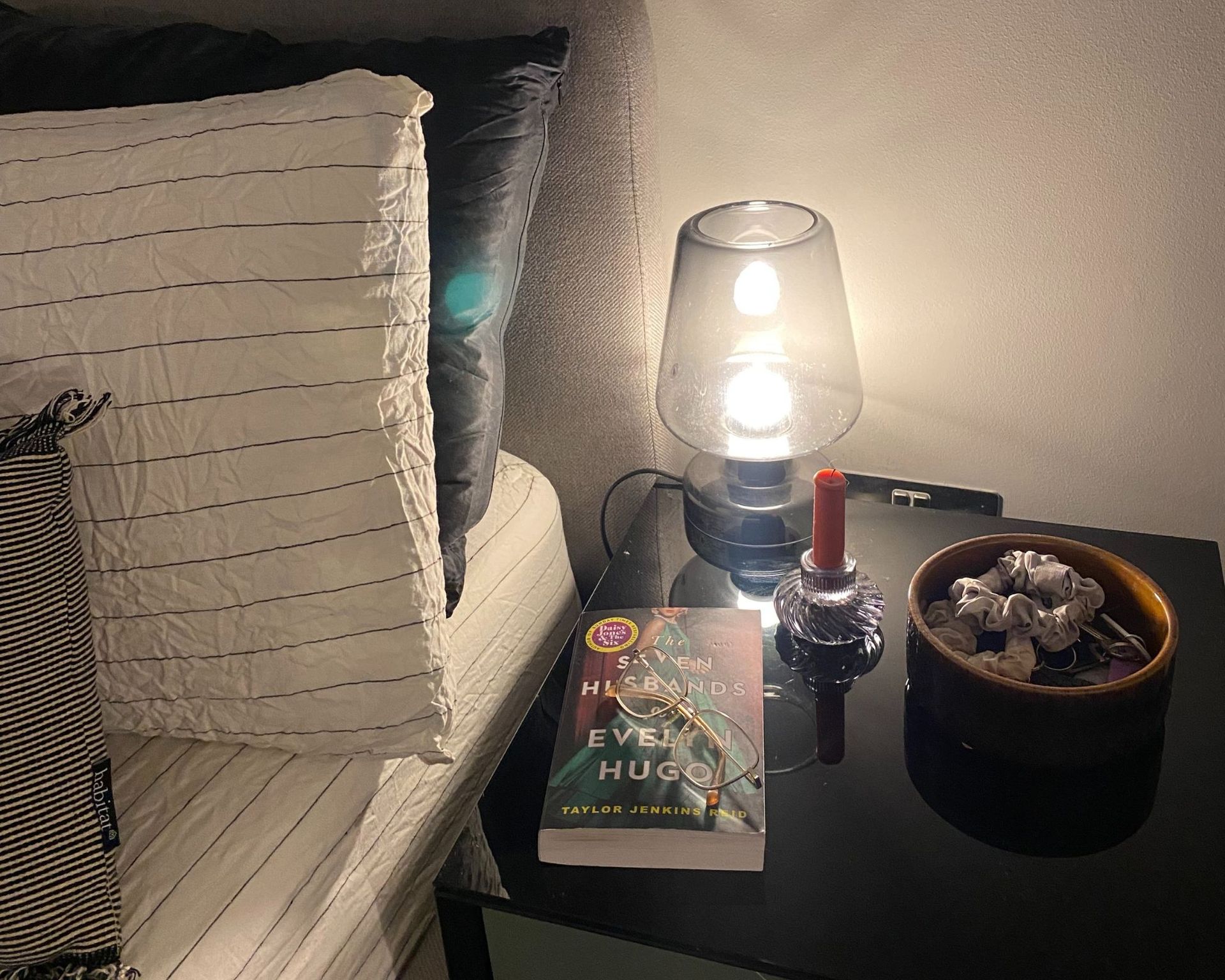 Meja samping tempat tidur Louise yang bergaya