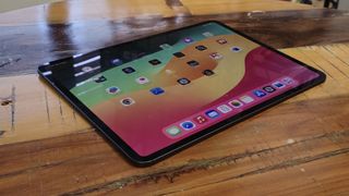 iPad Pro 13-inch met M4-chip op een houten tafel