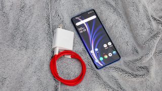 OnePlus 8 Pro ja Warp Charge -laturi